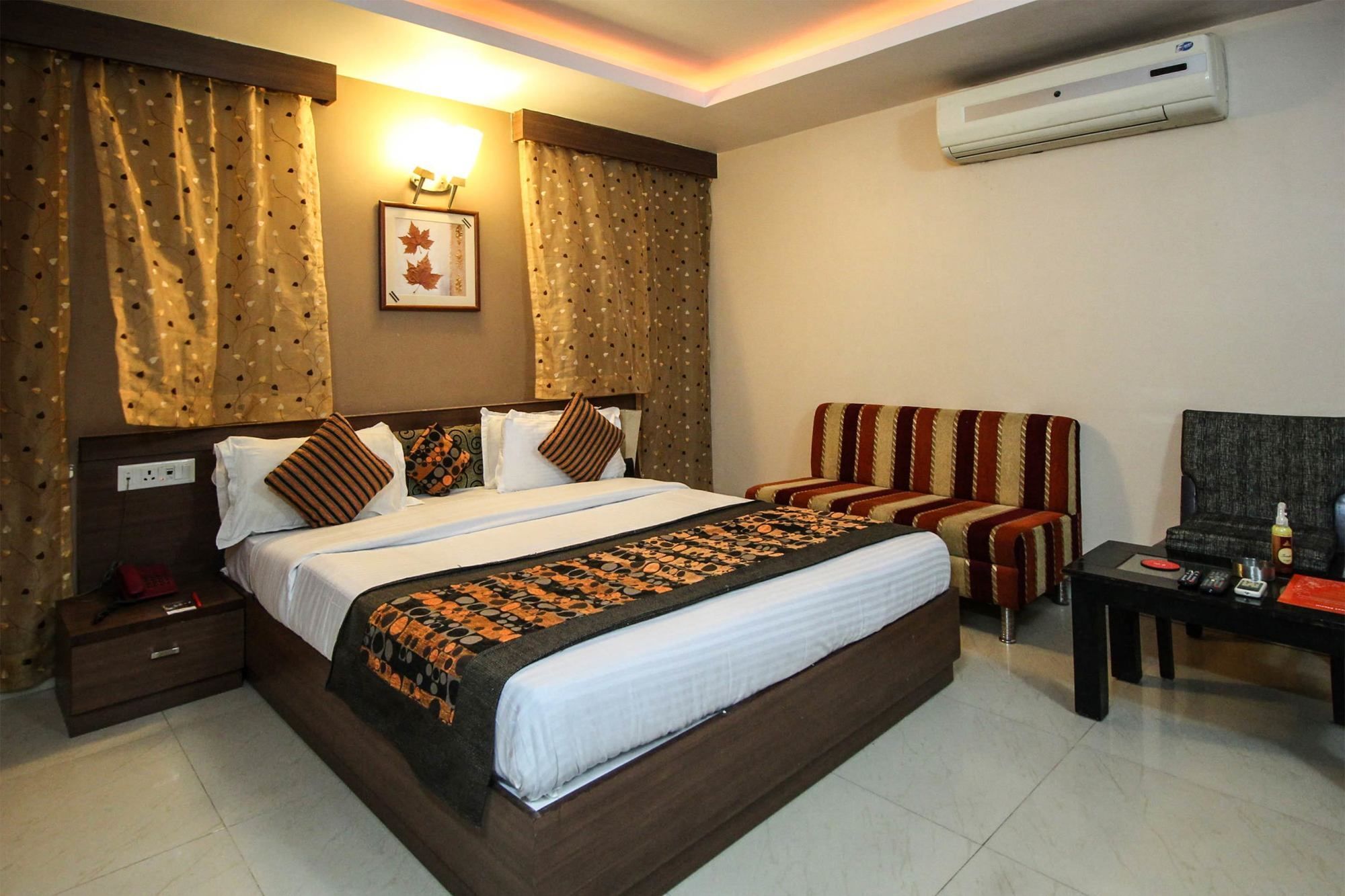 Oyo 4161 Hotel Shailly Inn Ahmedabad Bagian luar foto