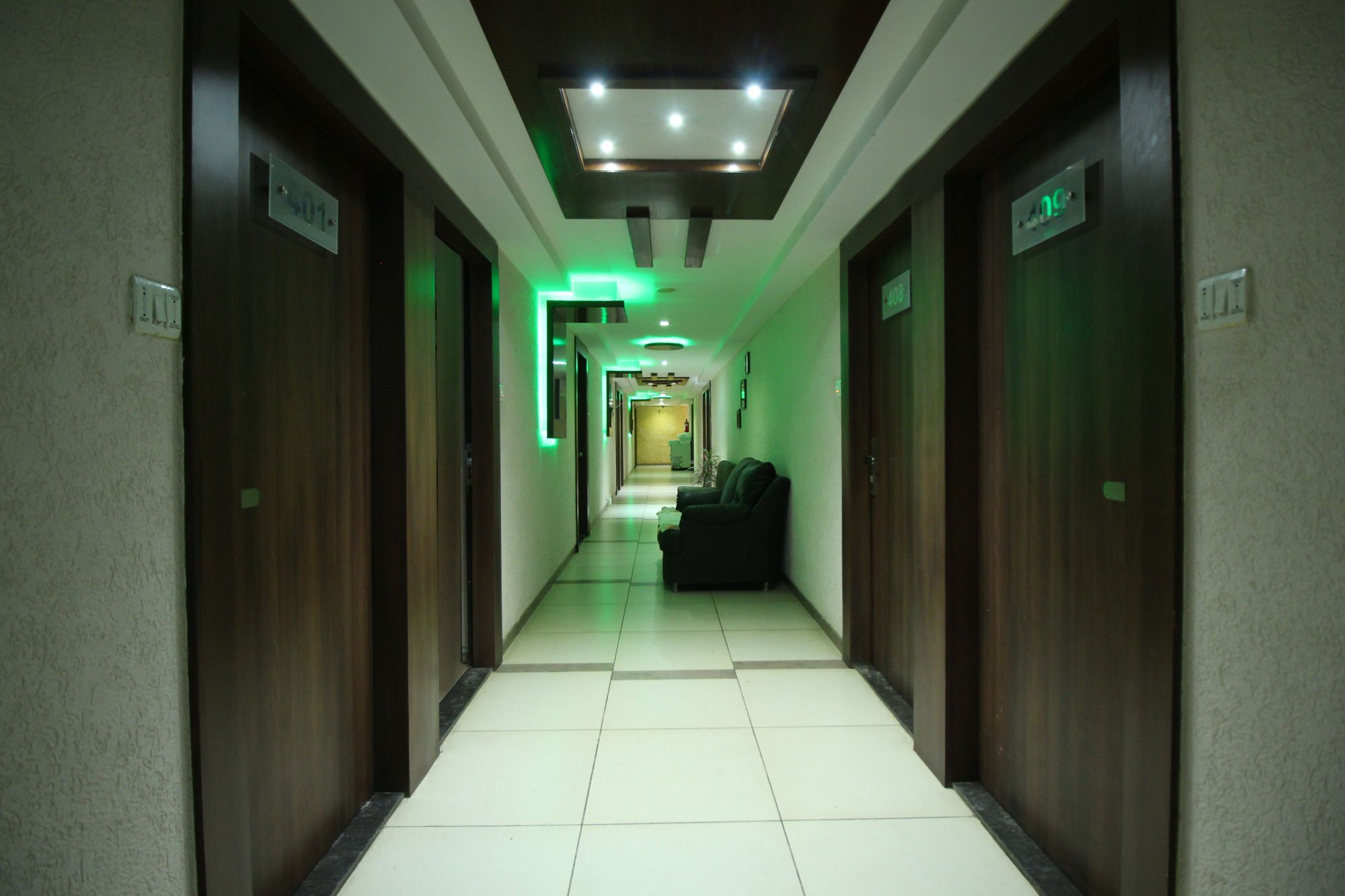 Oyo 4161 Hotel Shailly Inn Ahmedabad Bagian luar foto