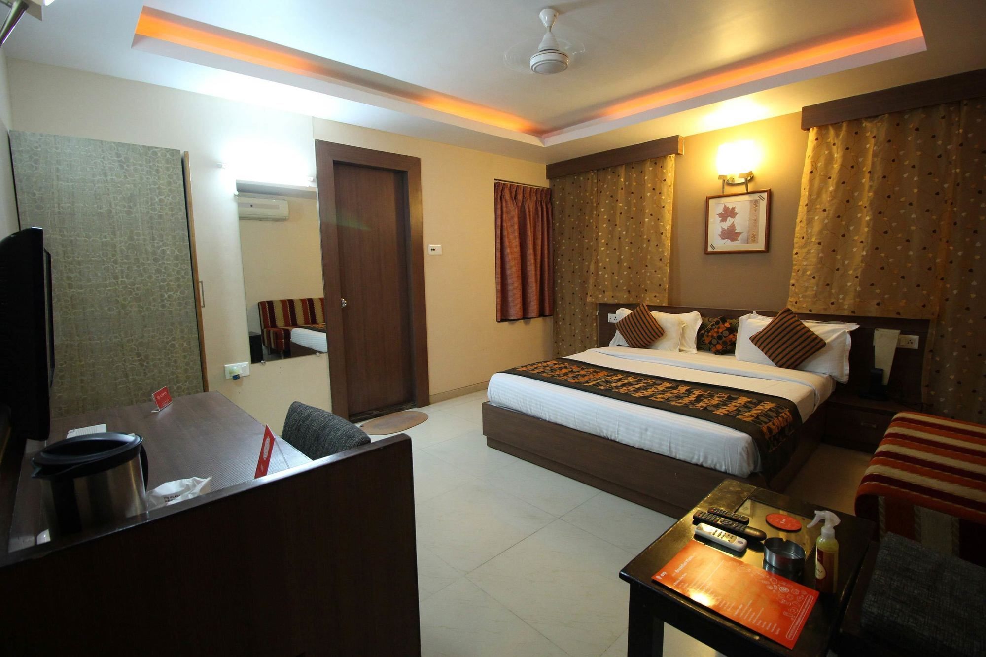 Oyo 4161 Hotel Shailly Inn Ahmedabad Bagian luar foto