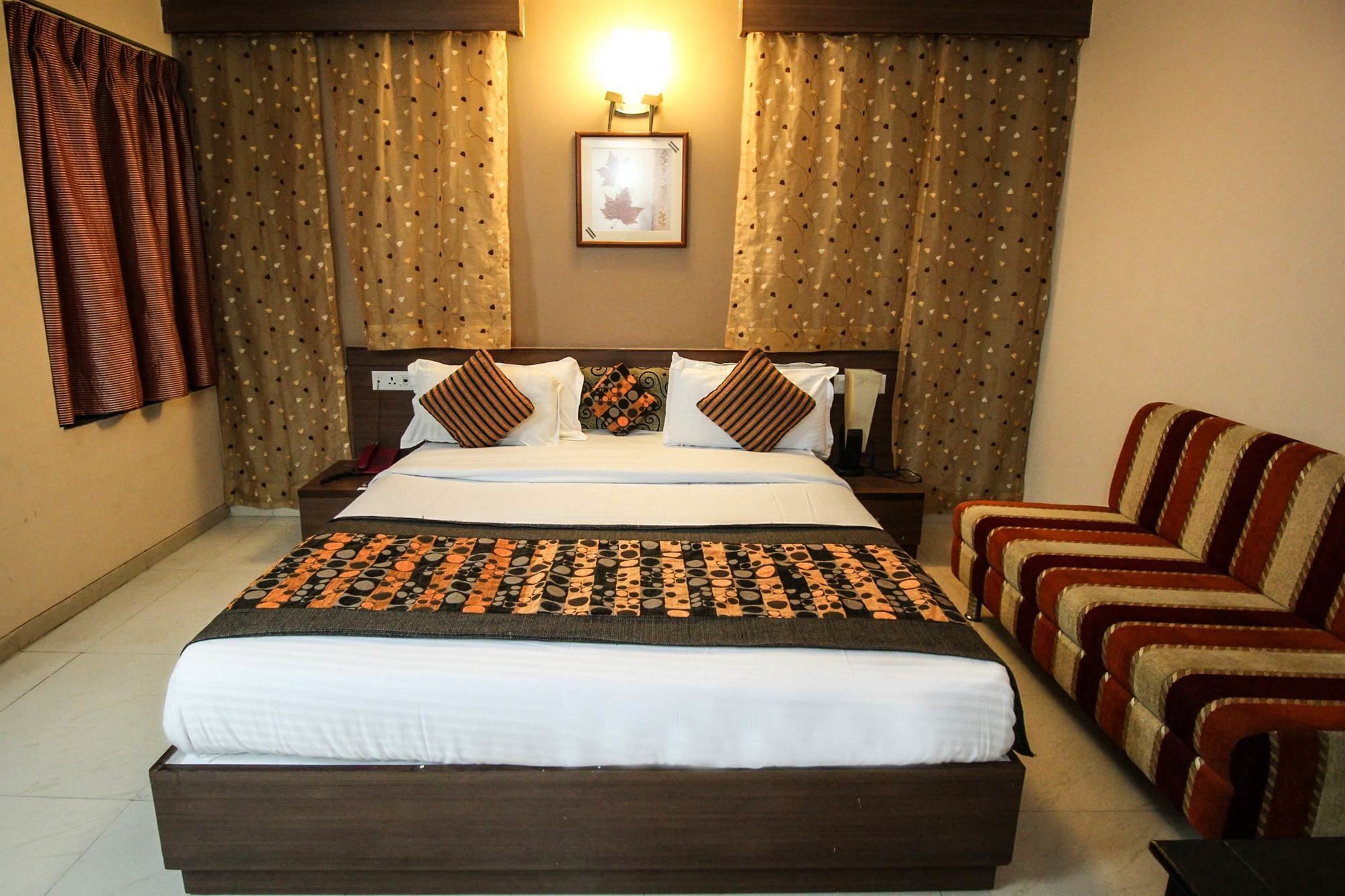 Oyo 4161 Hotel Shailly Inn Ahmedabad Bagian luar foto
