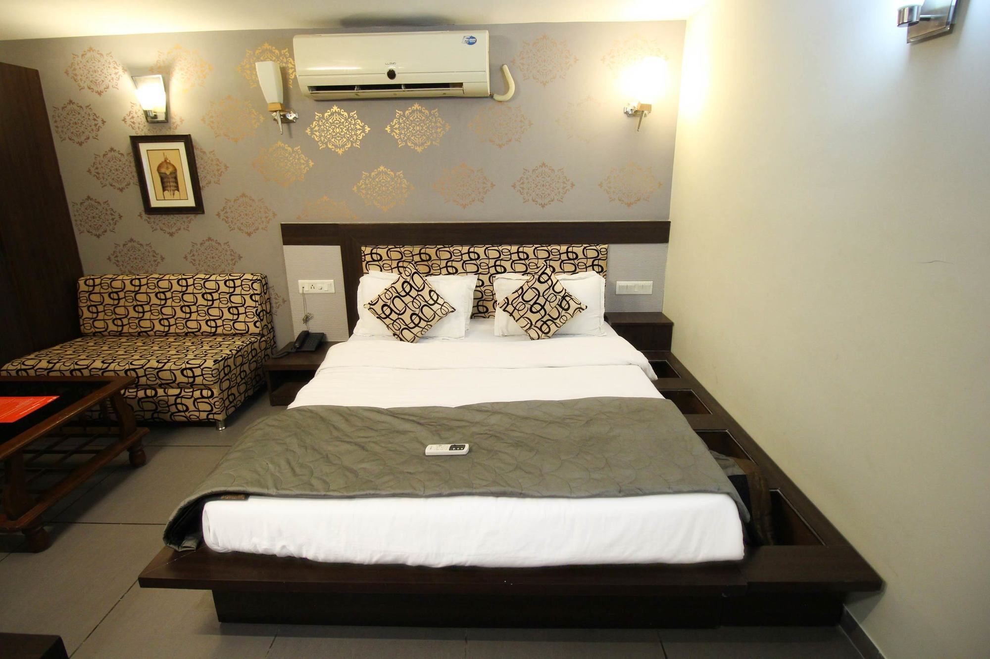 Oyo 4161 Hotel Shailly Inn Ahmedabad Bagian luar foto
